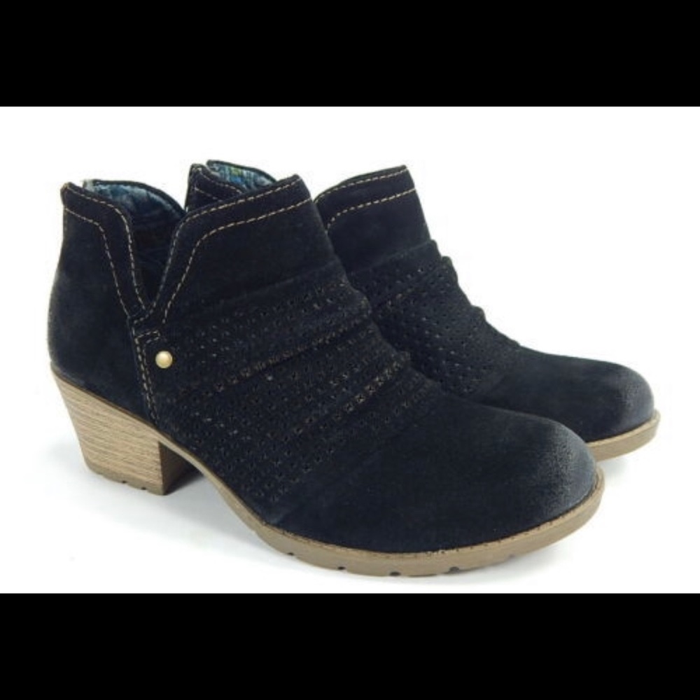 Earth Origins “Amanda” suede black rubber sole ankle boots EUC